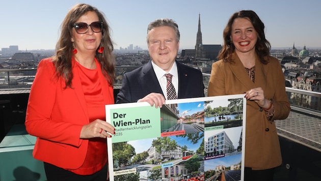 Über den Dächern der Stadt präsentierte Bürgermeister Michael Ludwig mit Planungsstadträtin Ulli Sima (links) und Neos-Planungssprecherin Selma Arapović (rechts) den neuen Stadterweiterungsplan.  (Bild: Jöchl Martin)