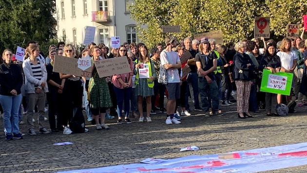 Im September 2023 demonstrierten Frauen für das Recht auf Abtreibung vor dem Landhaus. (Bild: sos)