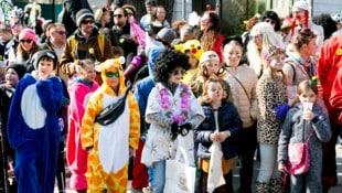 In Vorarlberg haben in den vergangenen Wochen tausende „Mäschgerle“ die Straßen und Plätze bevölkert. Stefan Vögel mischte sich nicht unter die bunte Schar – er mag den Fasching nicht. (Bild: Mathis Fotografie)