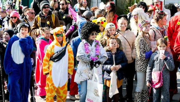 In Vorarlberg haben in den vergangenen Wochen tausende „Mäschgerle“ die Straßen und Plätze bevölkert. Stefan Vögel mischte sich nicht unter die bunte Schar – er mag den Fasching nicht. (Bild: Mathis Fotografie)