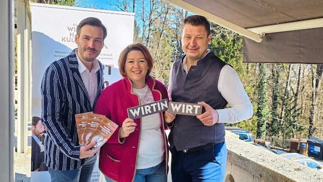 Stefan Sternat, Kathrin Zollner und Gerfried Hopf mit dem neuen Kärntner Wirtshausführer. (Bild: Tragner Christian)