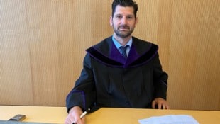 Da der mutmaßliche Täter es vorzog, nicht zu seinem Prozess zu erscheinen, vertagte Richter ...