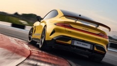 Der Xiaomi SU7 Ultra zeigt dem Porsche Taycan die nicht vorhandenen Auspuffrohre. (Bild: Xiaomi)