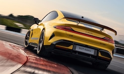 Der Xiaomi SU7 Ultra zeigt dem Porsche Taycan die nicht vorhandenen Auspuffrohre.