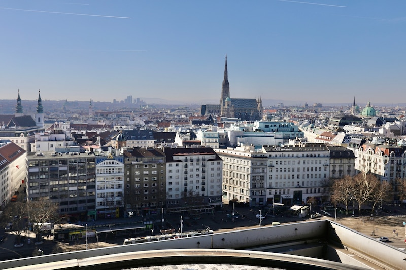 Die Präsentation des Plans über den Dächern von Wien fand Arapović ideal: „Rechts die Weinberge, links die Donau-Auen, wir sind in einem Hochhaus und haben die Stadt vor uns – wir sehen alle Themen des Stadtentwicklungsplans hier vor uns.“  (Bild: Jöchl Martin)