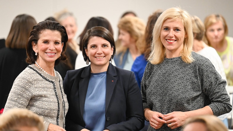 Mona Hödlmayr mit Oberbank-Vorständin Romana Thiem und Iris Grieshofer (re.), Geschäftsführerin der Regio-Rösterei. (Bild: Wenzel Markus)