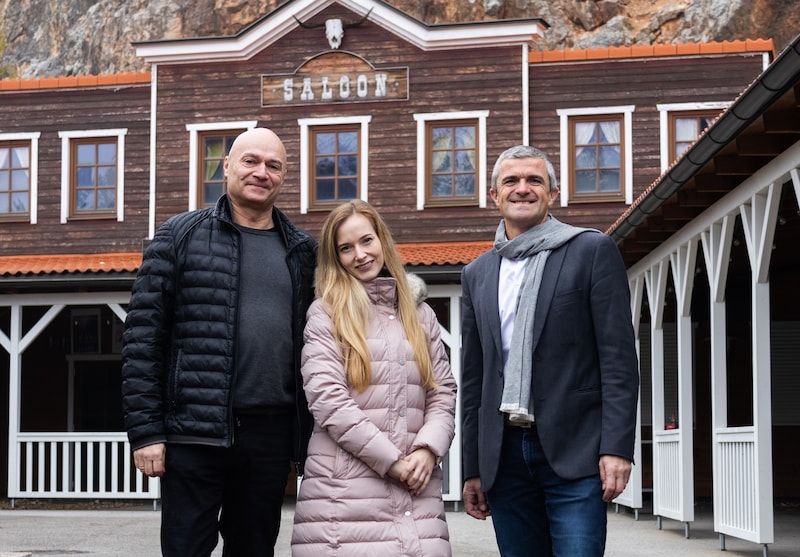 Artistic director Martin Exel (left) with his wife Helene and Winzendorf's mayor Peter Mayer (right). (Bild: ZVG Privat)