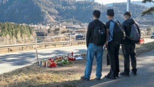 Freunde gedenken an der Unfallstelle in Judenburg der verunglückten 16-Jährigen. (Bild: Juergen Fuchs)