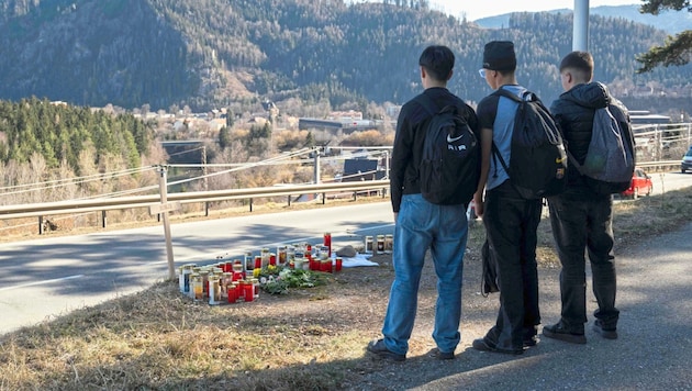 Freunde gedenken an der Unfallstelle in Judenburg der verunglückten 16-Jährigen. (Bild: Juergen Fuchs)