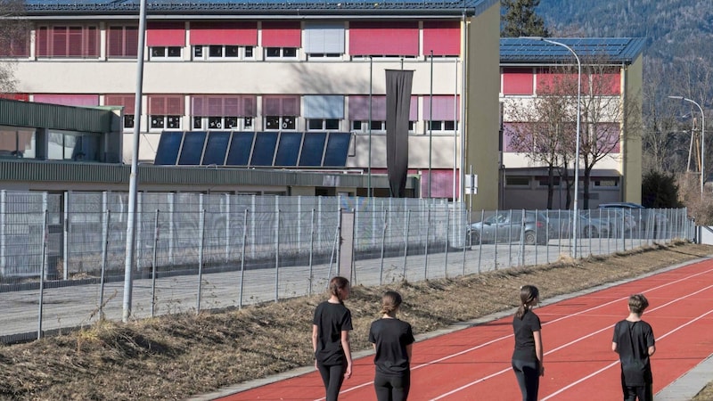 An der Polytechnischen Schule Judenburg ist die schwarze Fahne gehisst. (Bild: Juergen Fuchs)