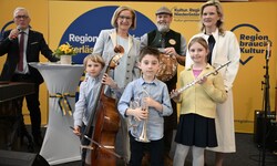 Musikschüler mit Mikl-Leitner, Lammerhuber (links) und Tamara Ofenauer-Haas (rechts im Bild).