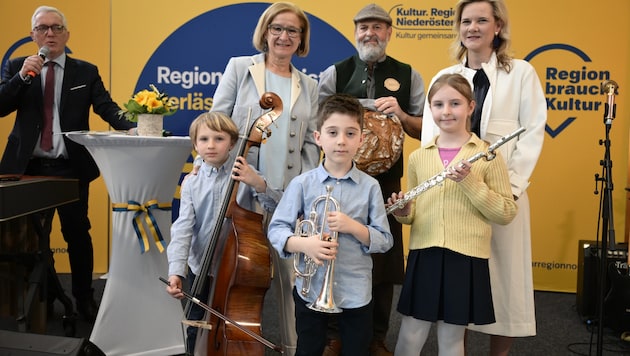 Music students with Mikl-Leitner, Lammerhuber (left) and Tamara Ofenauer-Haas (right). (Bild: Imre Antal)