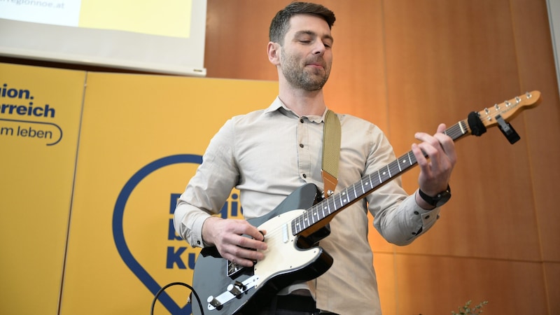 Christian Stocker rocks with a guitar solo (Bild: Imre Antal)