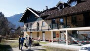 Betreten verboten! Rund um das Brandhaus ist ein Absperrband angebracht.