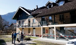 Betreten verboten! Rund um das Brandhaus ist ein Absperrband angebracht.