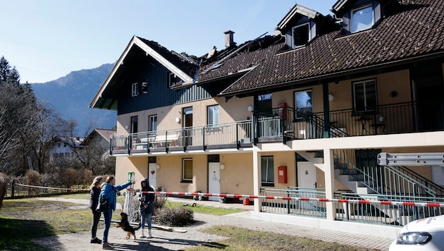 Betreten verboten! Rund um das Brandhaus ist ein Absperrband angebracht. (Bild: Markus Tschepp)