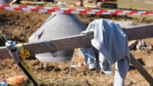 Auf der verwaisten Baustelle wurden Kleidungsstücke zurückgelassen. (Bild: Horst Einöder/Flashpictures)