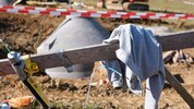 Auf der verwaisten Baustelle wurden Kleidungsstücke zurückgelassen.