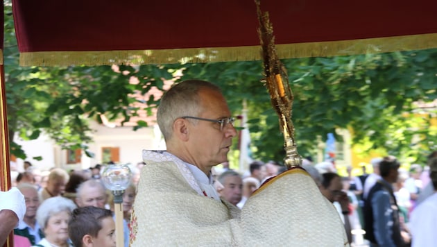 Roger Ibounigg hat eine treue Unterstützer-Schar – wie Bürgermeister Gerald Klein. (Bild: Jauschowetz Christian)