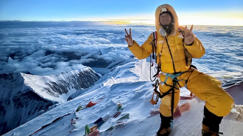 Der Tiroler Lukas Furtenbach – hier am Everest-Gipfel – gilt längst als einer der erfolgreichsten Anbieter von Mount Everest-Expeditionen . Seine bisherige Gipfelerfolgsquote mit der er Kunden auf das Dach der Welt brachte: 100 Prozent!  (Bild: Furtenbach Adventures)