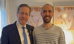 Israels Präsident Yitzhak Herzog mit Ex-Geisl Tal Shoham
