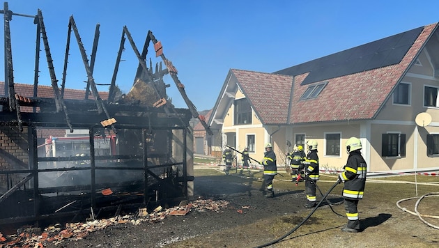 Das Nebengebäude brannte vollständig aus. (Bild: BFV Radkersburg / Baumgartner)