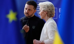 EU-Kommissionspräsidentin Ursula von der Leyen stellt dem ukrainischen Präsidenten Wolodymyr ...