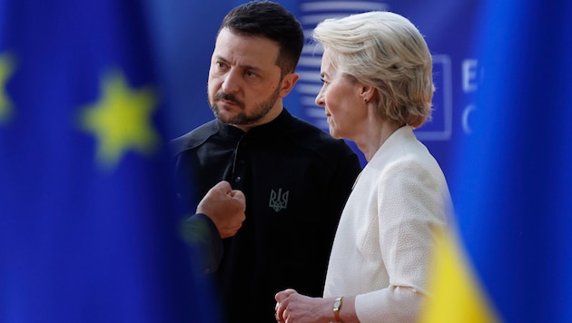 EU-Kommissionspräsidentin Ursula von der Leyen stellt dem ukrainischen Präsidenten Wolodymyr Selenskyj neue Hilfen in Aussicht. Weiters will sie bis zu 800 Milliarden Euro zur Verteidigung gegen Russland mobilisieren. (Bild: AP)