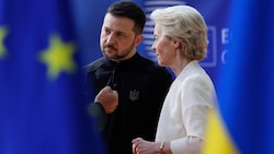 EU-Kommissionspräsidentin Ursula von der Leyen stellt dem ukrainischen Präsidenten Wolodymyr Selenskyj neue Hilfen in Aussicht. Weiters will sie bis zu 800 Milliarden Euro zur Verteidigung gegen Russland mobilisieren. (Bild: AP)