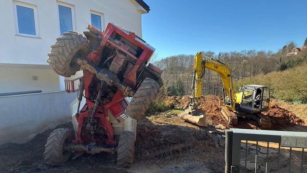 Der Lenker war im unwegsamen Gelände untwegs. (Bild: FF Seggauberg)