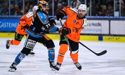 Shawn St-Amant (li.) traf in der 88. Minute zum Linzer Sieg