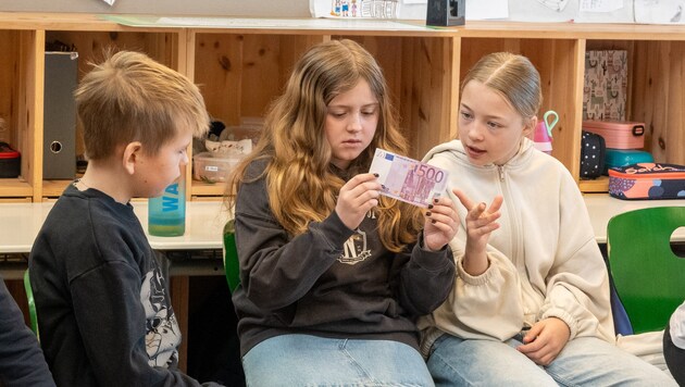 Wissbegierig waren die vielen Schüler der Volksschule Hörzendorf