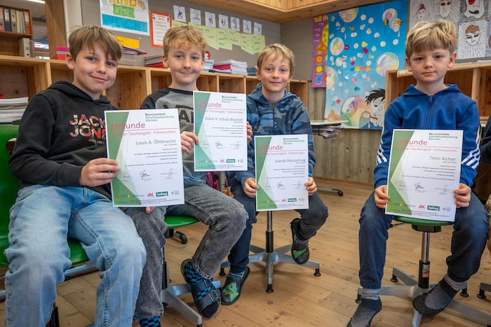Stolz zeigten die Schüler ihre Urkunden