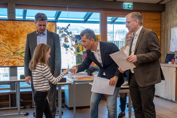 Landesrat Fellner, Geschäftsführer der Schuldnerberatung Kärnten Pregl sowie Bürgermeister ...