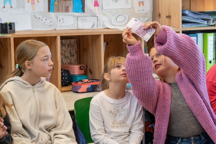 Die Geldscheine werden unter die Lupe genommen