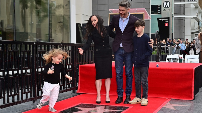 Christina Ricci brought her husband Mark Hampton and her children Freddie and Cleo with her. (Bild: Photo by Frederic J. BROWN / AFP)