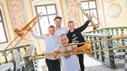 Posaunisten – Lorenz, Maximilian und Julian mit Coach Bernhard Vierbach haben es geschafft! (Bild: Evelyn Hronek)