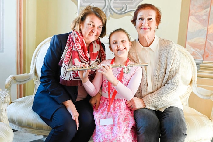 Verliebt in die Querflöte – Emilia (8) und ihre Omis, Anneliese Lindner und Melitta Hainschitz, ...