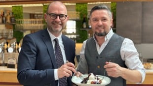 SP-Stadtchef Dietmar Prammer mit „seinem“ neuen Pächter Pavel Grigoras. (Bild: MaRu)