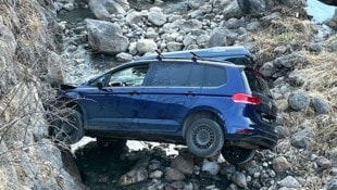 Der Pkw stürzte in den Dürrenbach ab. 