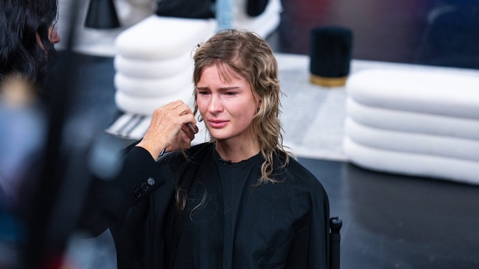 Top Model contestant Zoe cried for her long hair.