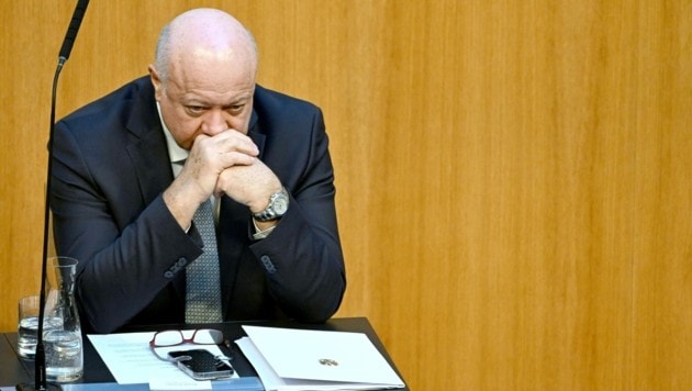 Der Kanzler plagte sich am Freitag mit hohem Fieber durch die Sitzung. (Bild: APA/HELMUT FOHRINGER)