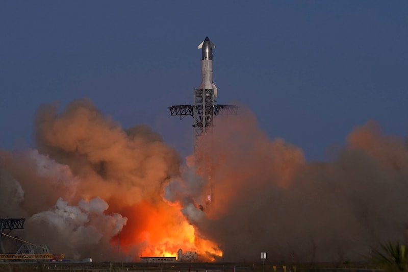 Elon Musk has suffered another setback during the eighth test flight of his "Starship" project, (Bild: Eric Gay)