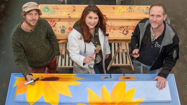 Stefan Knöpfer, Karin Posch and Christian Garlik, head of the Stranz funeral home, will be offering artistic and colorful motifs for coffins. (Bild: Seebacher Doris)