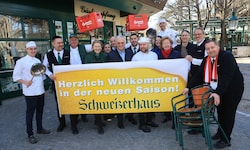 Das Betreiber-Ehepaar Hanni und Karl Kolarik freut sich nach der Winterpause mit dem Personal ...