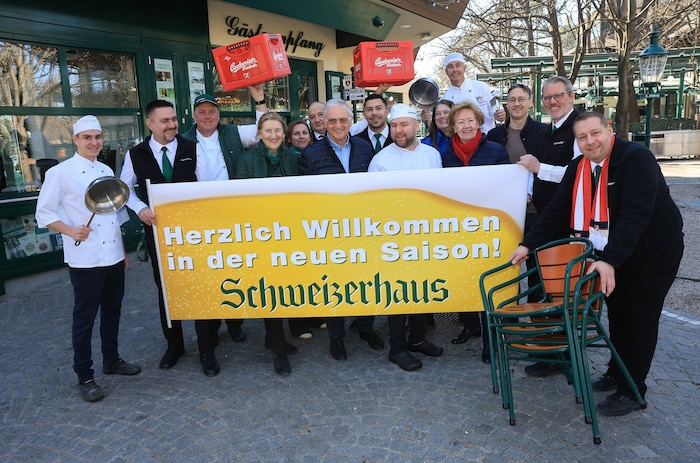 Das Betreiber-Ehepaar Hanni und Karl Kolarik freut sich nach der Winterpause mit dem Personal ...