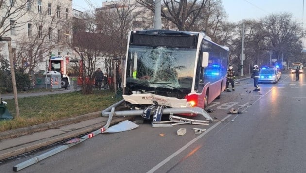 Der Linienbus prallte mit voller Wucht in den Beleuchtungsmast sowie die Verkehrsschilder, sodass diese teilweise herausgerissen wurden. (Bild: Stadt Wien | Feuerwehr)