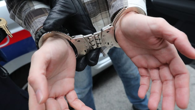 Beide Männer wurden nach der blutigen Auseinandersetzung festgenommen (Symbolbild).