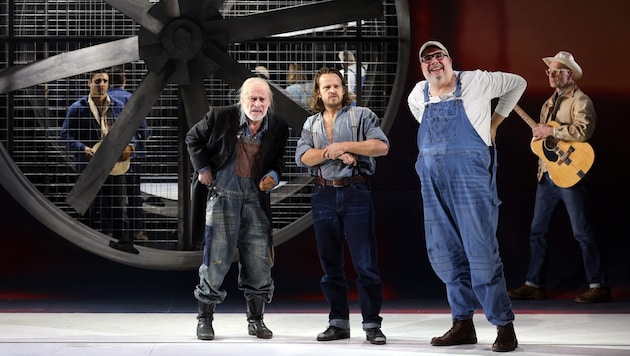 Herausragendes Ensemble: Johannes Krisch, Claudius von Stolzmann, Robert J. Bartl (v. l. n. r.) (Bild: Theater in der Josefstadt/Moritz Schell)