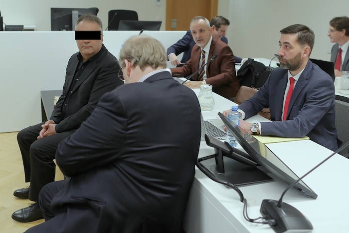 Links im Bild: Der Angeklagte Egisto Ott.